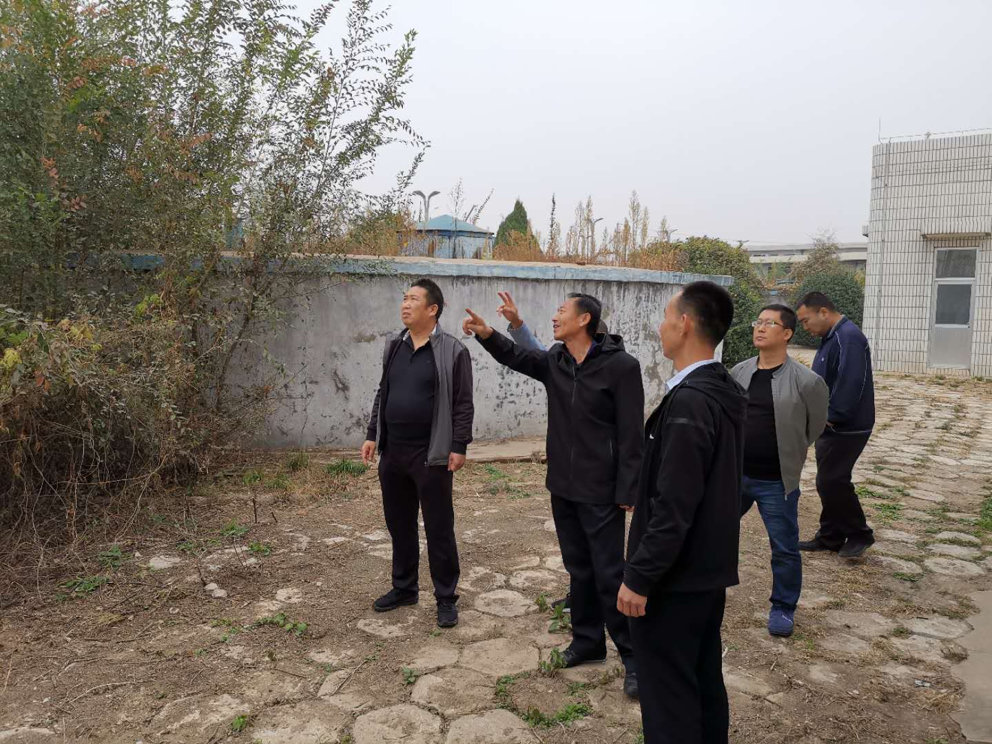 公司總經(jīng)理王建人在供水、污水生產(chǎn)一線開展風險隱患排查 (1).jpg