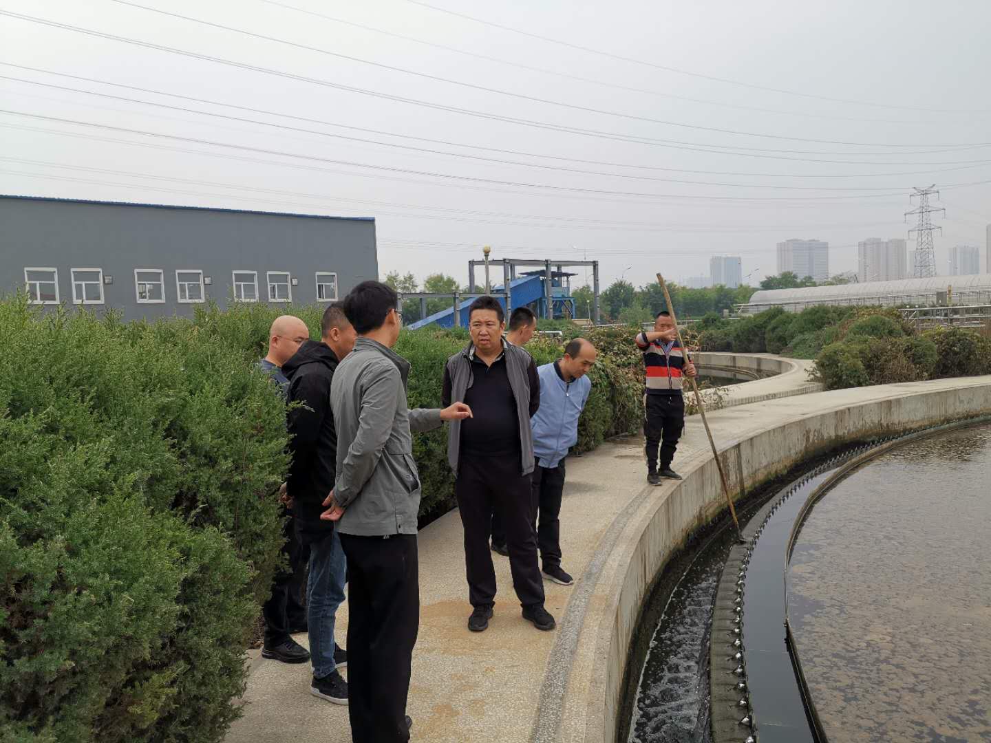 公司總經(jīng)理王建人在供水、污水生產(chǎn)一線開展風險隱患排查 (2).jpg